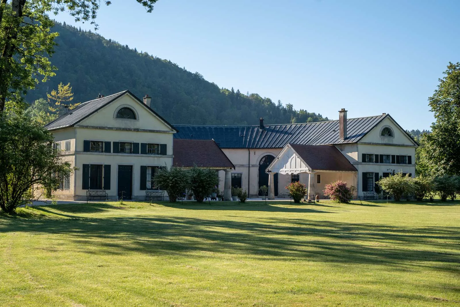 Ensemble des gîtes César et Rosalie au Château de Syam — Villa Palladienne