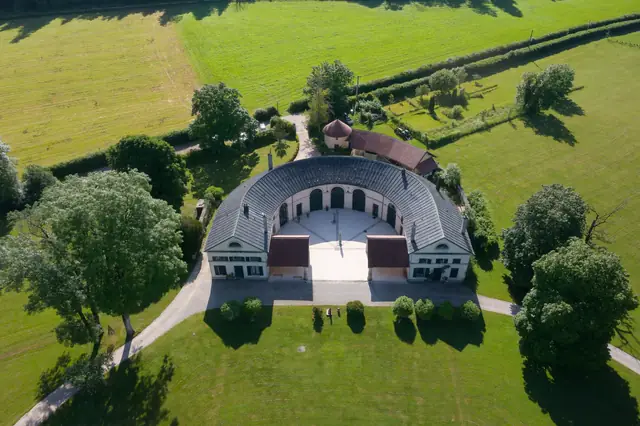 Dépendances en Fer à Cheval vues du ciel — Château de Syam — Villa Palladienne